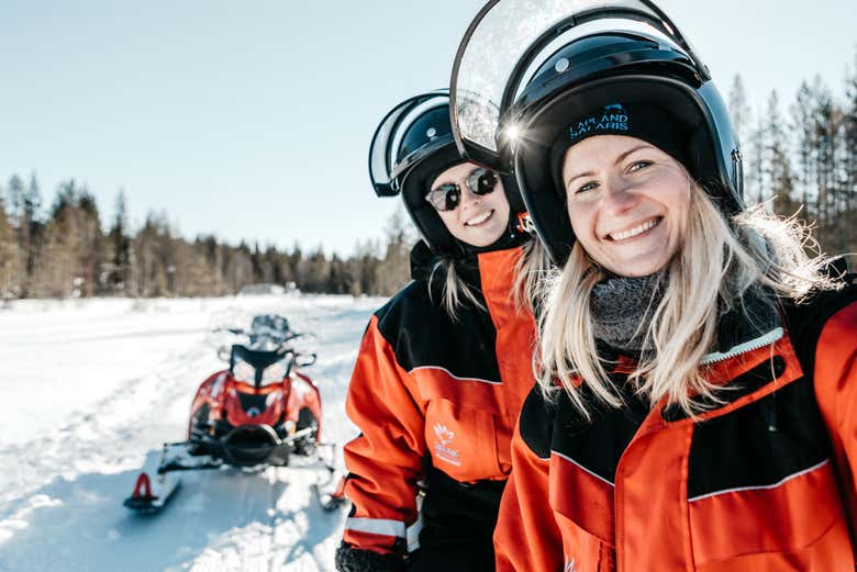 Disfrutando del paseo en moto de nieve 