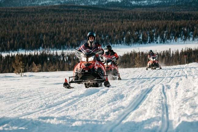 Esplorare Luosto in motoslitta