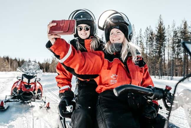 Desfrutando do passeio de moto de neve