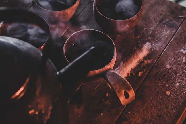 Gustando una bevanda calda