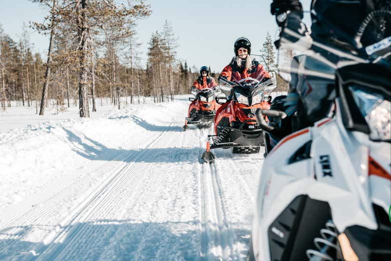 Tour de moto de neve por Luosto