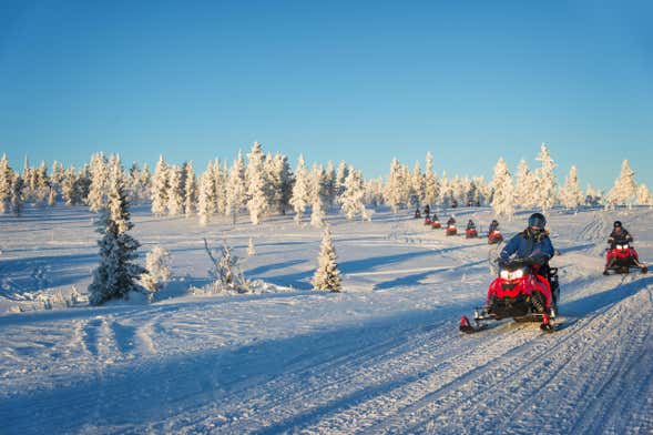 Paseo en moto de nieve por Luosto