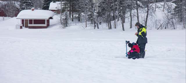 Pêche sur glace à Luosto