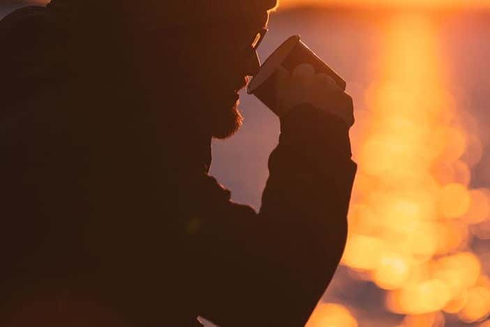 Tomando una taza de café