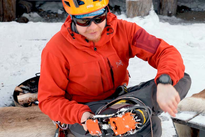 Colocando o equipamento de escalada