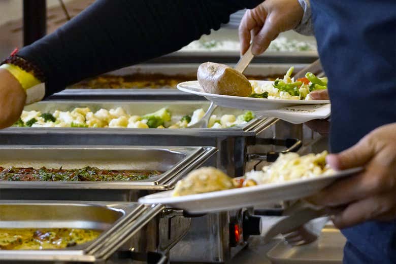 Podréis disfrutar de un almuerzo buffet a bordo