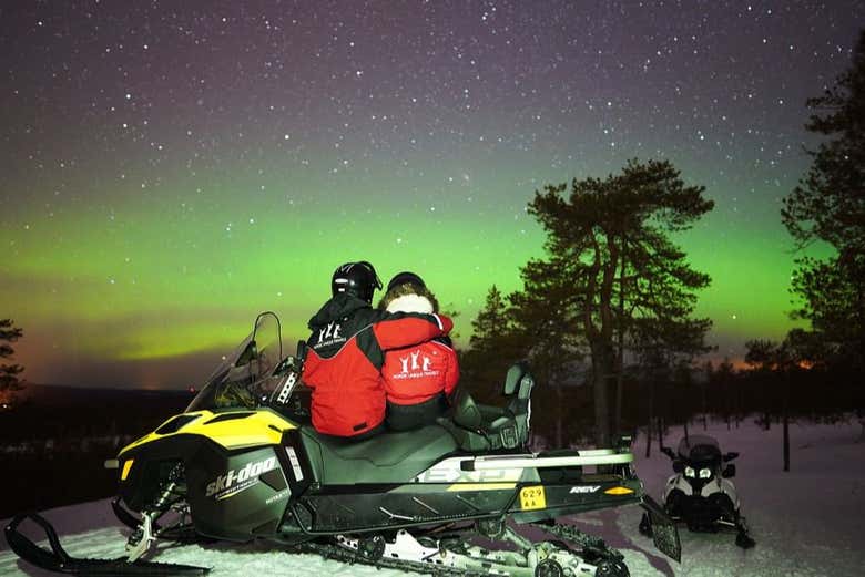 Balade en motoneige sous l'aurore boréale