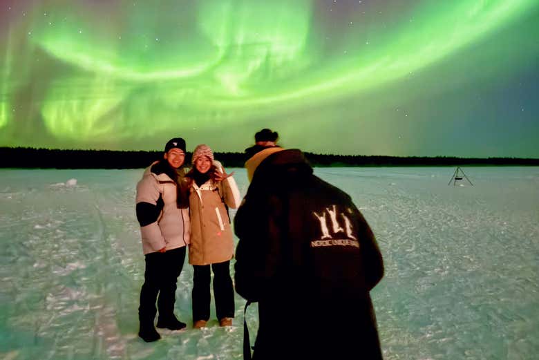 Photo avec les aurores boréales en arrière-plan