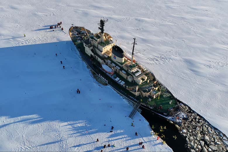 Vista de dron del barco rompehielos 