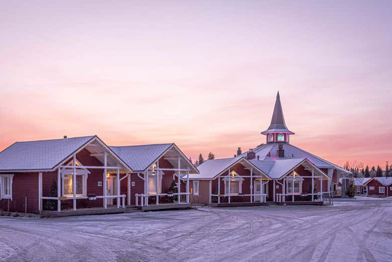 Pueblo de Papá Noel al atardecer