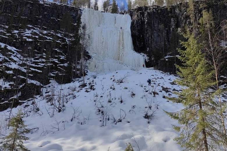 Admirad la majestuosidad de las cascadas de hielo en Laponia