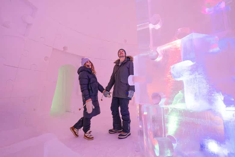 Pasead por los mágicos pasillos de hielo e iluminación
