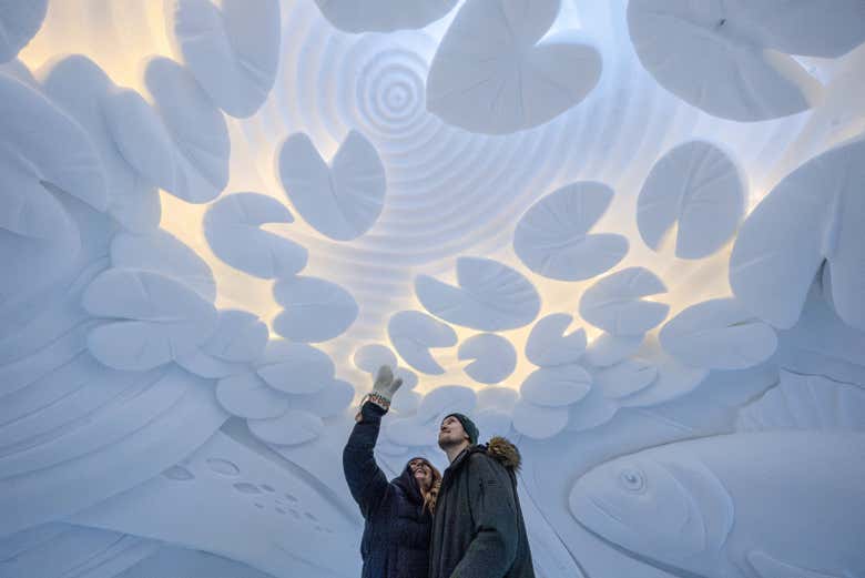 Admirad el techo de nieve con intrincadas esculturas