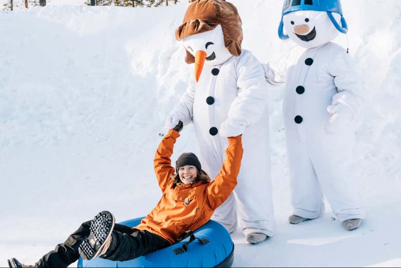 Deslizaos en donuts de nieve junto a las divertidas mascotas