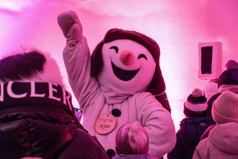 Muñeco de nieve disfrutando en la Ice Disco