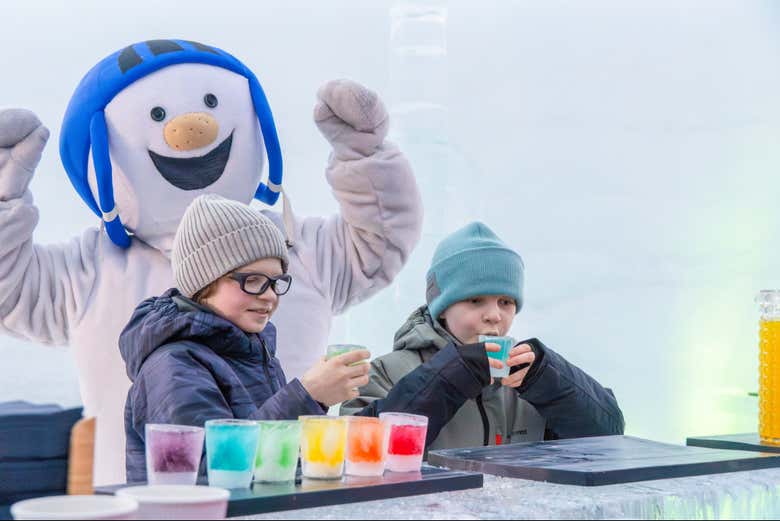Bebidas servidas en vasos de puro hielo