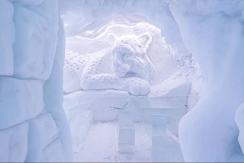 Sentaos en el majestuoso trono esculpido en cristalino hielo