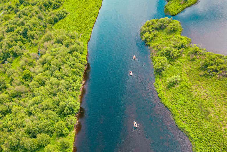 Explorando un lago de Rovaniemi en kayak