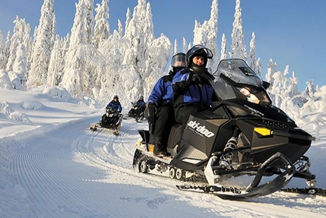 Les motoneiges dans la forêt de Rovaniemi