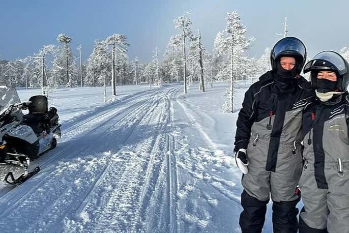 Photo de couple avec la forêt enneigée en arrière-plan