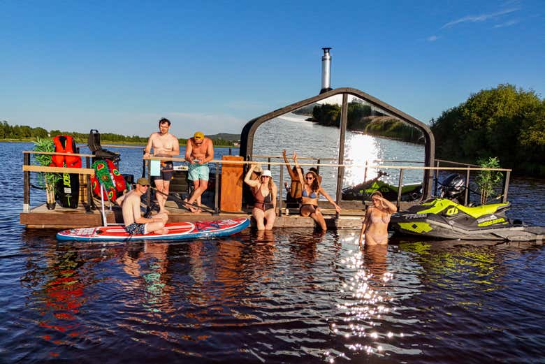 Relajándonos en verano en un lago de Rovaniemi