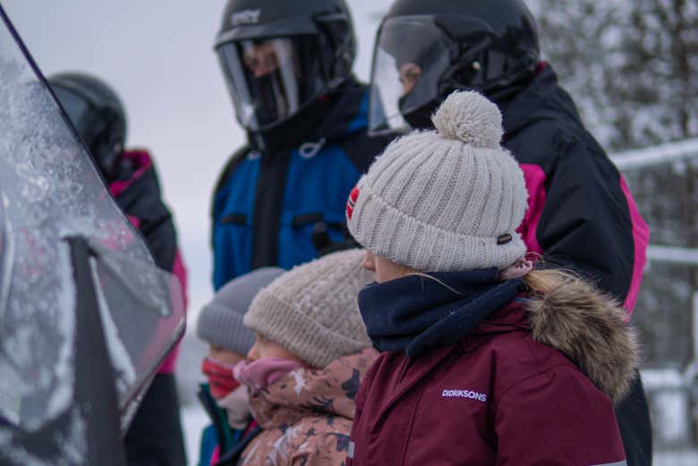 Escuchando las instrucciones del recorrido en moto de nieve