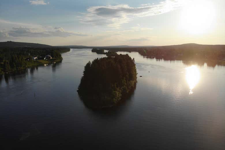 Vista panorámica aérea de un río en Rovaniemi