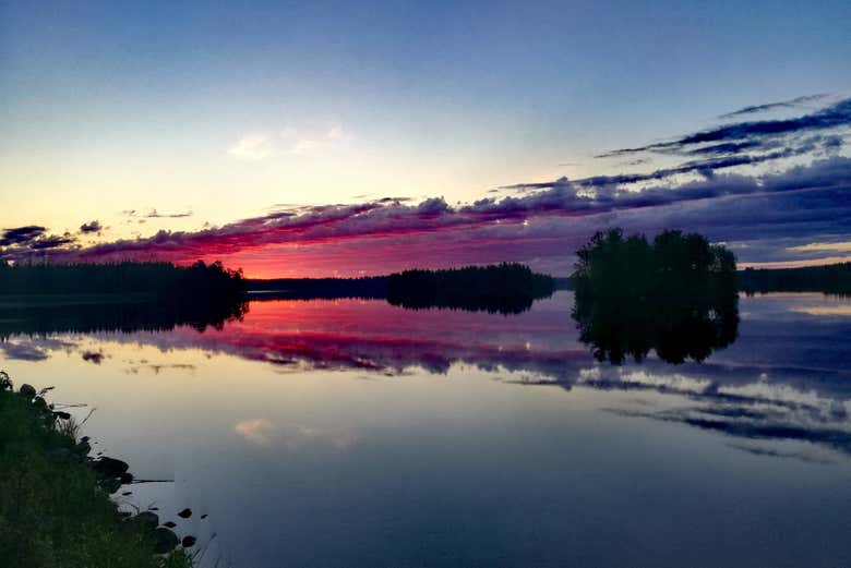 La magia del sol en un lago de Rovaniemi
