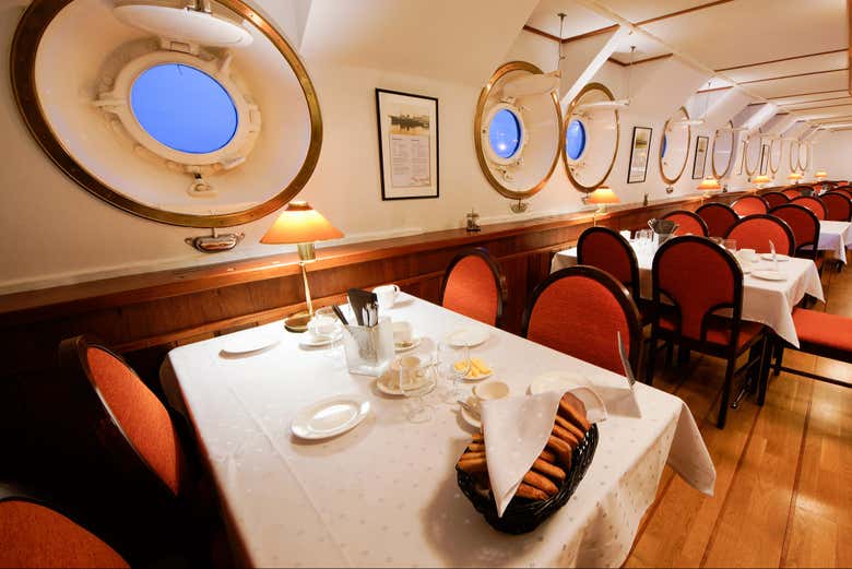 El área de mesas a bordo del barco