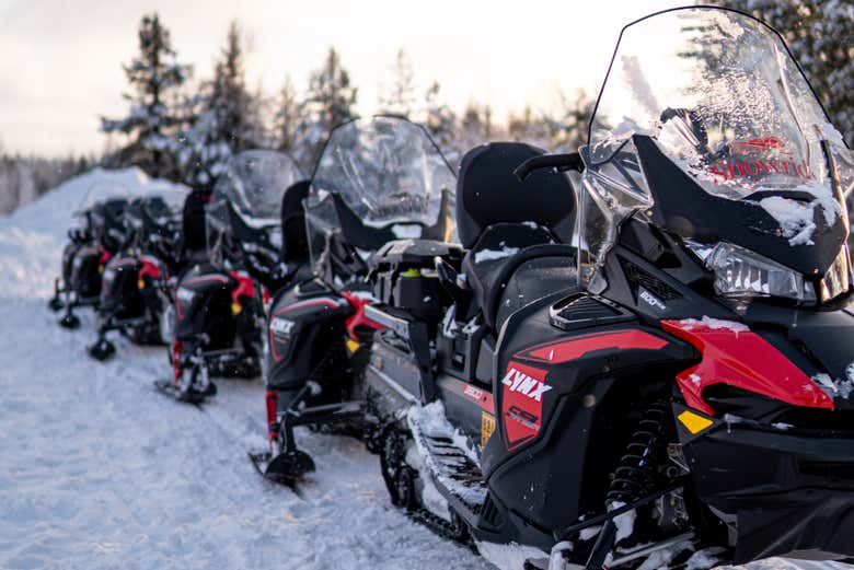 Las motos listas para ir a la aldea de Papá Noel