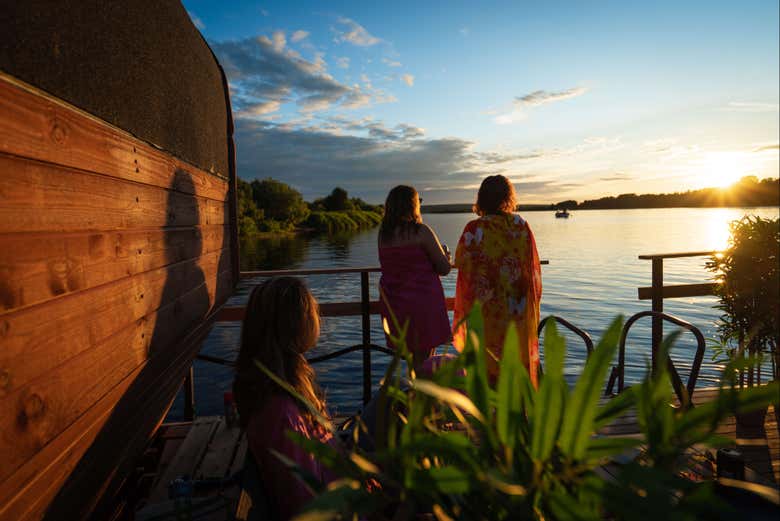 Viendo las preciosas vistas del lago en verano desde la sauna