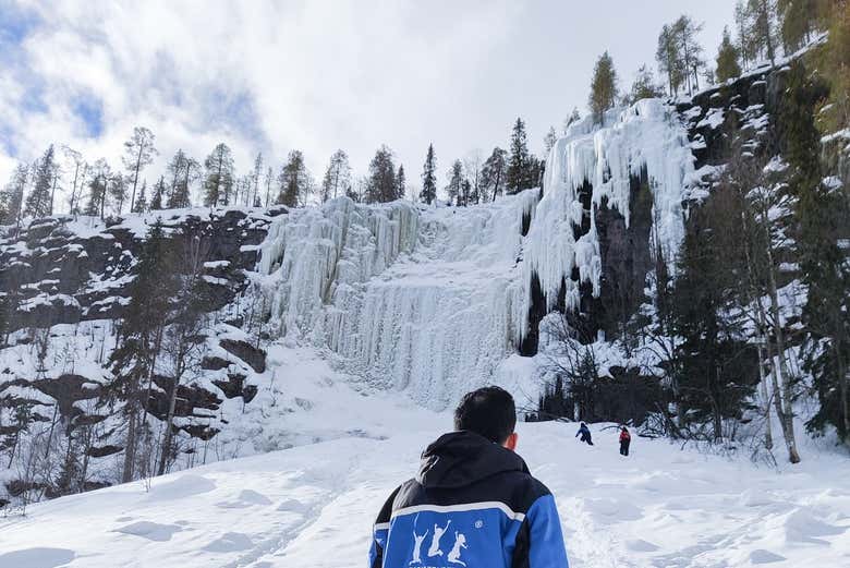 Ammirando le cascate ghiacciate di Korouoma