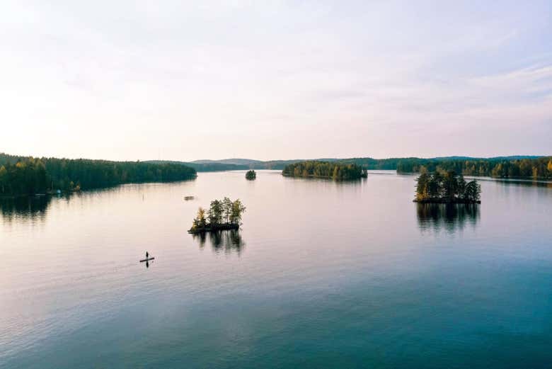 Stand Up Paddle en un lago en Laponia