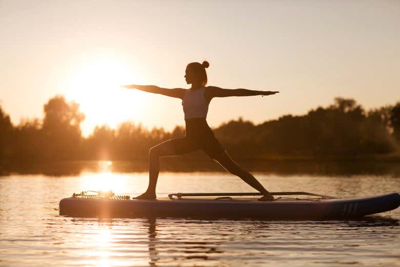 Haciendo yoga sobre una tabla de paddle surf