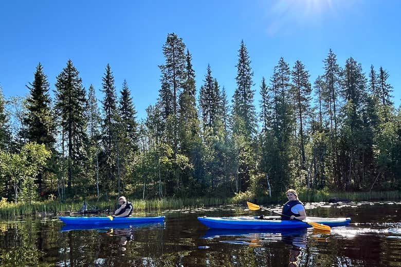 Explorando los lagos de Rovaniemi en kayak
