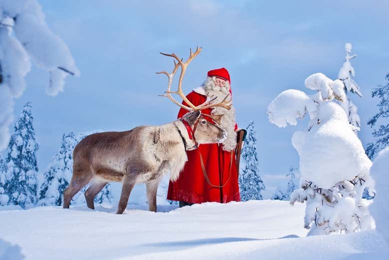 Papá Noel junto a un reno