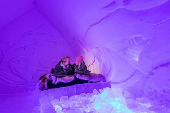 Momento romántico en el hotel de hielo