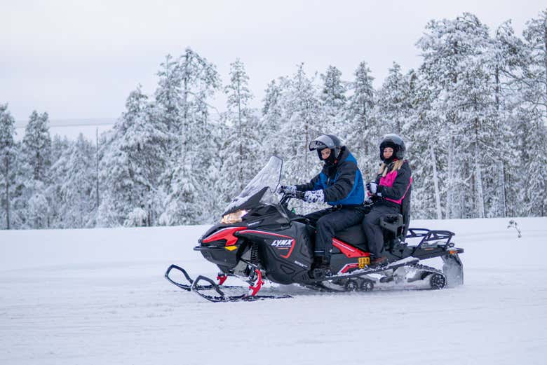 Balade en motoneige dans les forêts de Rovaniemi