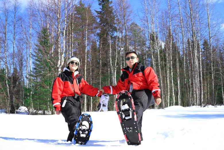 ¿Listos para explorar Rovaniemi con raquetas de nieve?