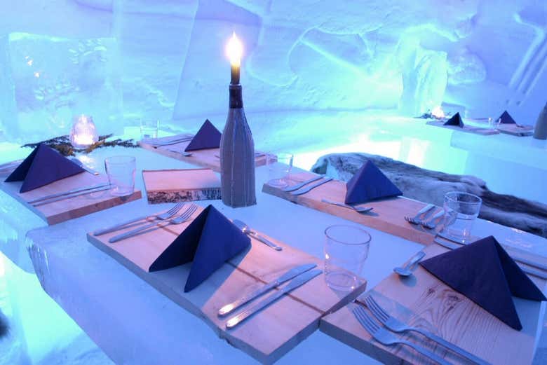 Una mesa en el restaurante de hielo