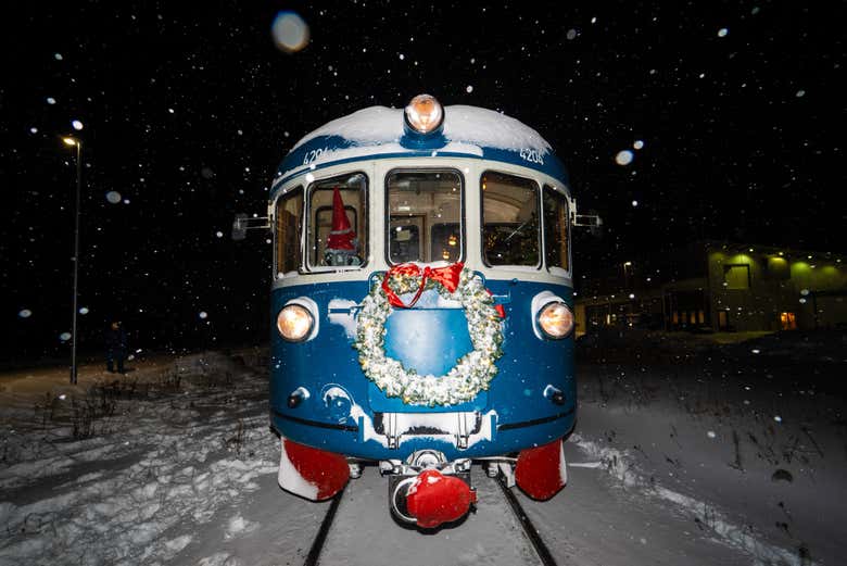Subid al mágico tren decorado de Navidad