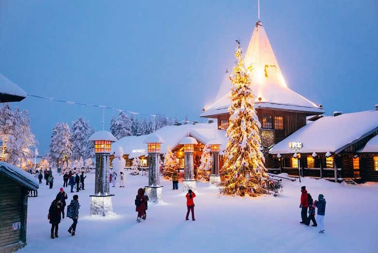El mágico Pueblo de Papá Noel cubierto de nieve