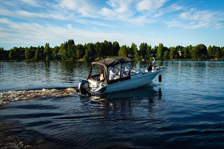 El barco navegando por las aguas de Rovaniemi