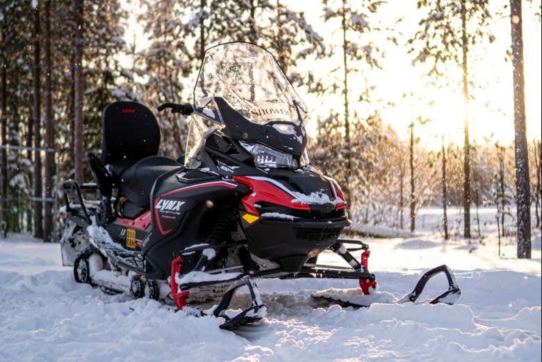 La moto de nieve lista para la ruta por Vikaköngäs