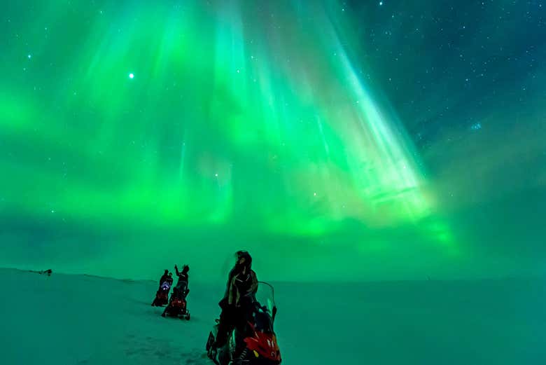 Paseo en trineo bajo la aurora boreal