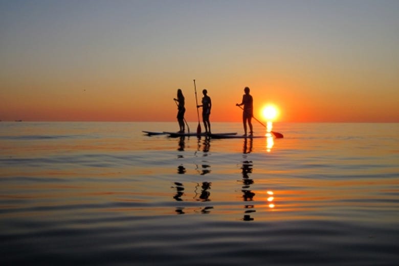 Paddle surf sotto il sole di mezzanotte in Lapponia
