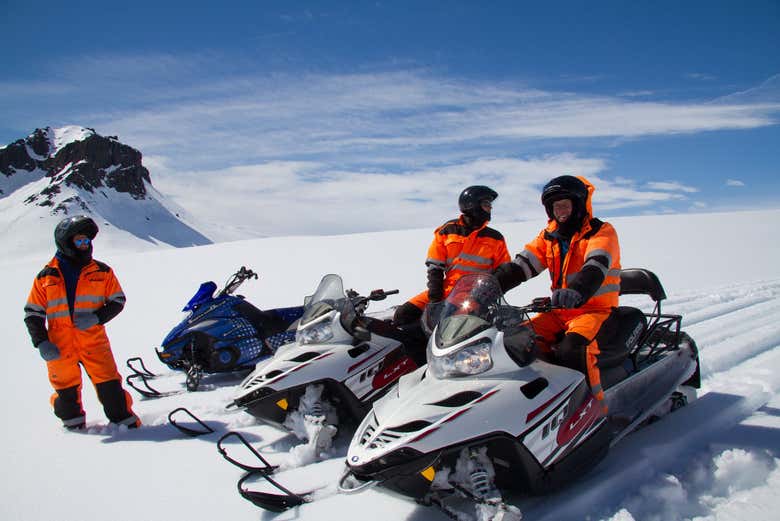 Dando un paseo en moto de nieve