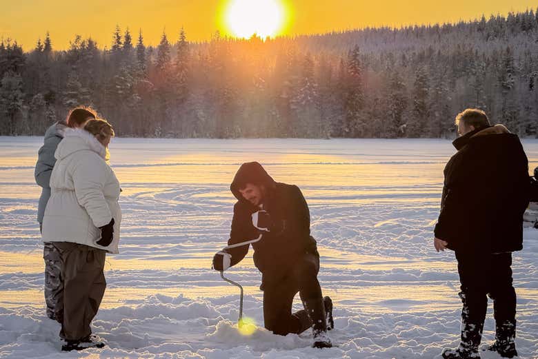 Forez la glace pour attraper du poisson