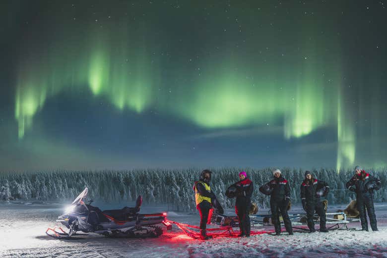 Con l'aurora boreale sullo sfondo 