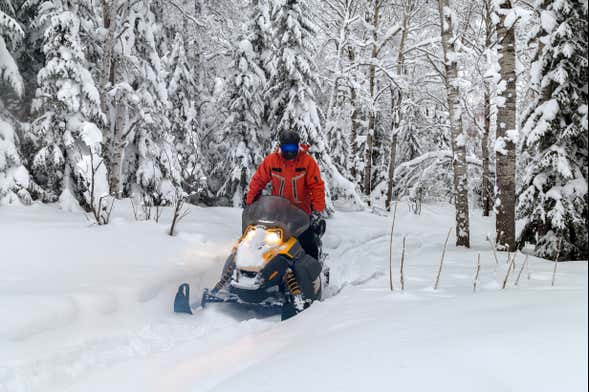 Paseo en moto y raquetas de nieve + Pesca en el hielo